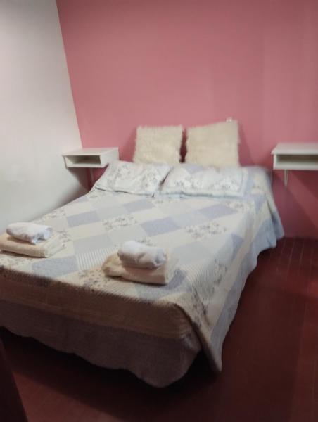 1 dormitorio con 1 cama con toallas en Hospedaje de Lili en Salta