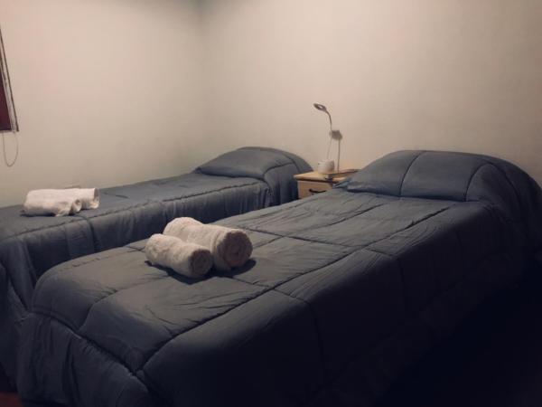 dos camas sentadas una al lado de la otra en una habitación en Casanicca Habitaciones privadas en Casa Compartida en San Martín de los Andes