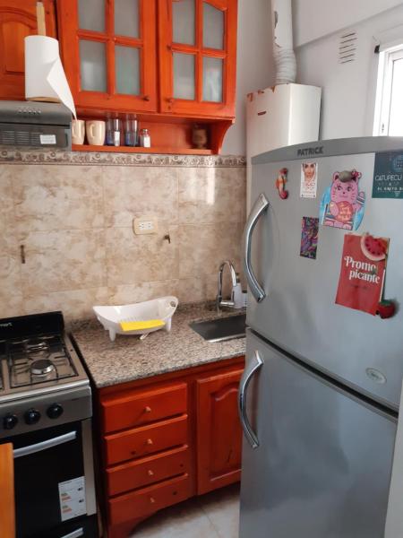 cocina con refrigerador de acero inoxidable y fogones en Espacio cómodo para descansar-Plaza Serrano-Palermo Soho en Buenos Aires