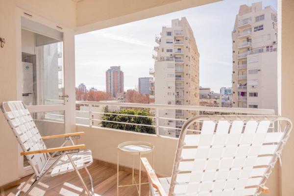 balcón con 2 sillas y vistas a la ciudad en Espacioso y Luminoso Depto en Belgrano -Roosevelt- en Buenos Aires