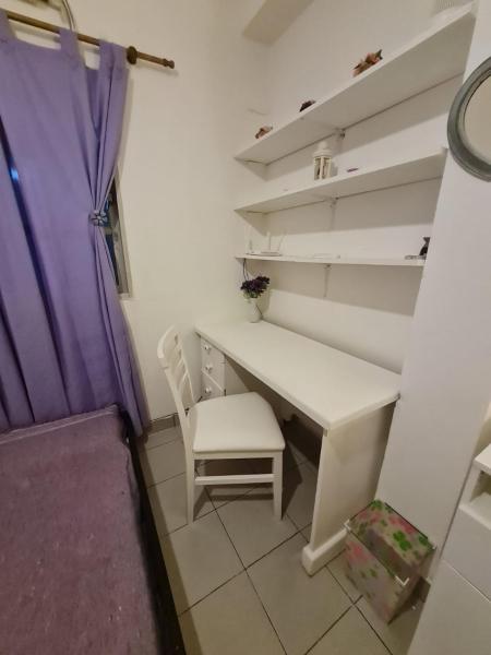 escritorio blanco con silla y cortina púrpura en Casa cómoda y linda a 20min del centro. en Salta