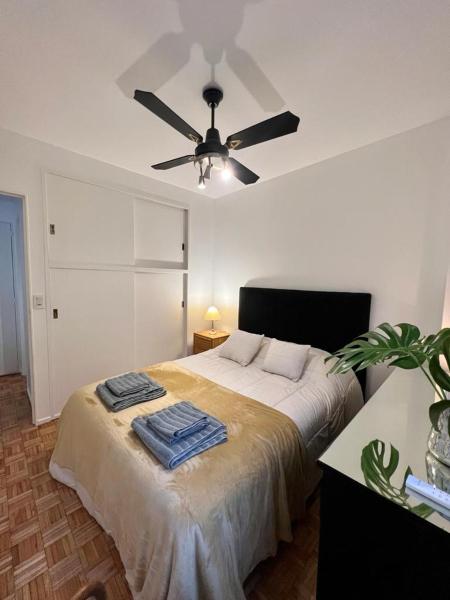 1 dormitorio con 1 cama y ventilador de techo en Departamento Alto Palermo en Buenos Aires