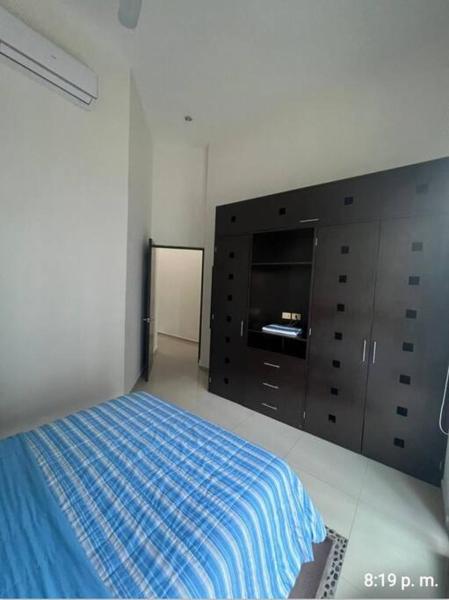 Habitación blanca con cama y vestidor en Hermoso condominio con alberca, en Playa del Carmen