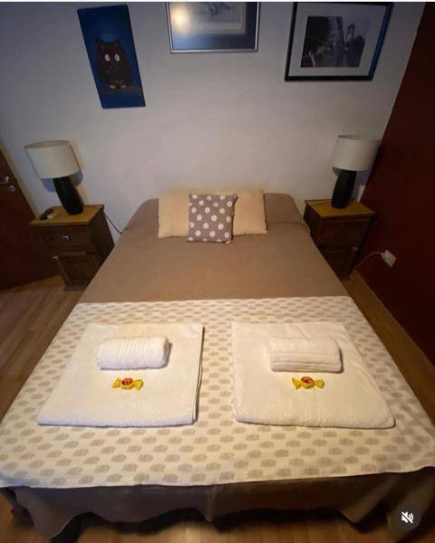1 dormitorio con 1 cama con 2 toallas en Nuestro hogar en Villa General Belgrano
