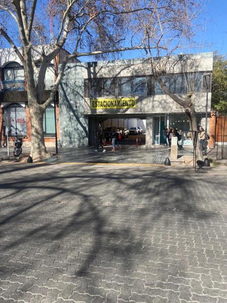 un edificio con un cartel en la parte delantera en Depto cómodo a metros del Parque y Av. Arístides en Mendoza