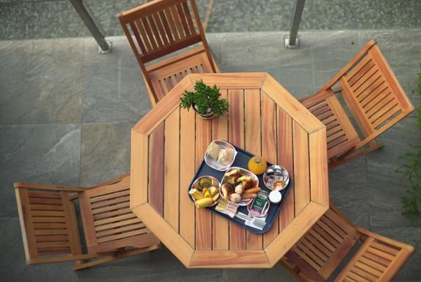 Una vista aérea de mesa con comida.  en Cepas de Mar Resort & Wine en Las Gaviotas