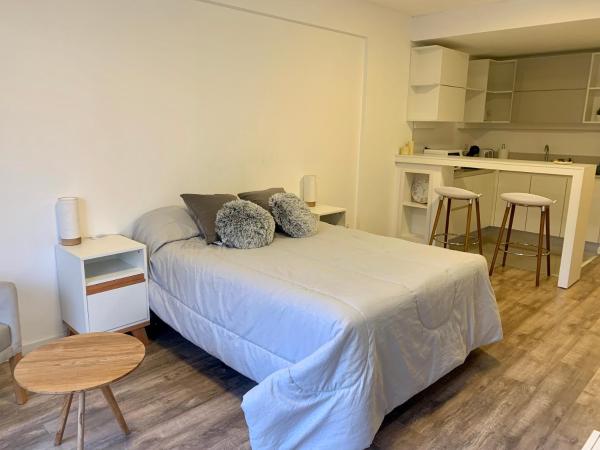 1 dormitorio pequeño con 1 cama, mesa y sillas en Cozy Apartament Belgrano Avenida Libertador en Buenos Aires