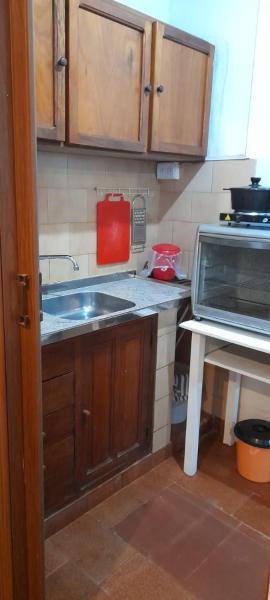 cocina con fregadero y microondas en Dpto Céntrico con Balcón en Puerto Iguazú