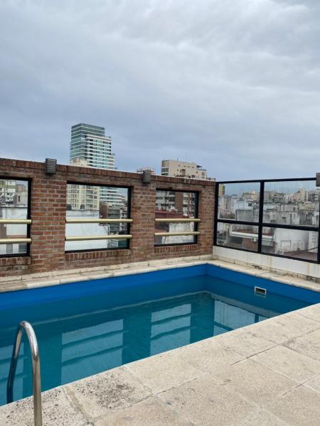 una piscina en la azotea de un edificio en Grand Juncal apartment Recoleta en Buenos Aires