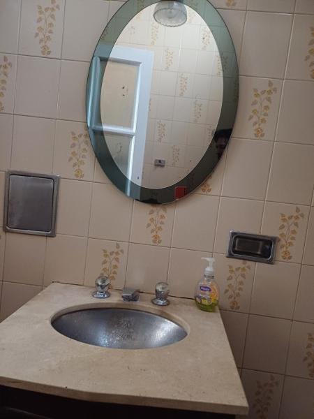 y baño con lavabo y espejo. en Lo de ines en Salta