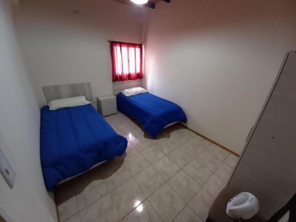 - Vistas a un dormitorio con 2 camas en DEPARTAMENTOS CORDOBA 1590 en San Juan