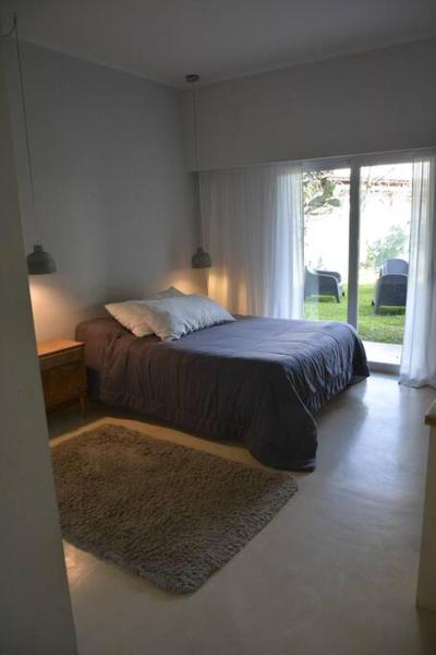 1 dormitorio con cama y ventana grande en se mejora precio ver en Anfitrion en Gualeguaychú