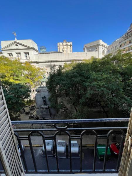 un balcón con vistas a un aparcamiento en Estudio Live en Buenos Aires