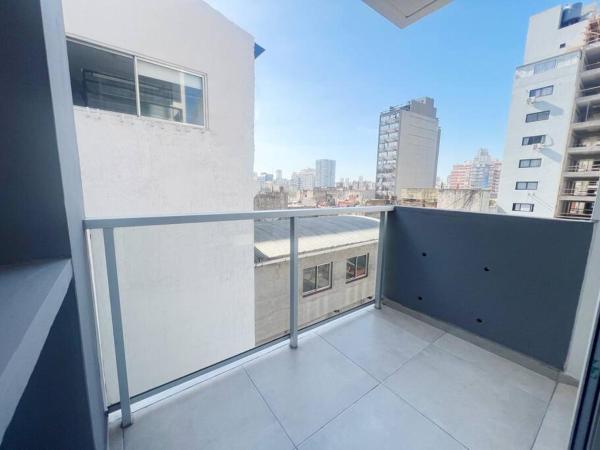 - Balcón de un edificio con vistas a la ciudad en Best Location Studio por San Telmo 9 de Julio en Buenos Aires