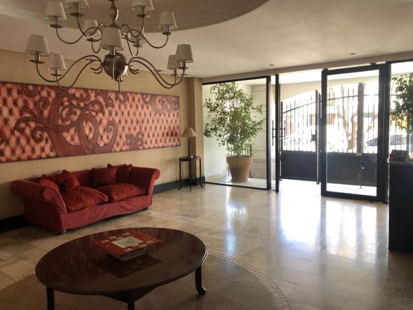 sala de estar con sofá rojo y mesa en Departamento Residencial en Capital Mendoza. en Mendoza