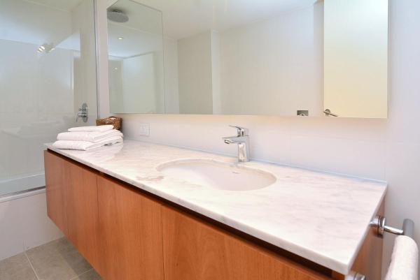 y baño con lavabo y espejo. en Esmeralda 1061-204 en Buenos Aires