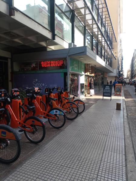 una fila de bicicletas estacionadas frente a una tienda en Departamento Victoria en Buenos Aires
