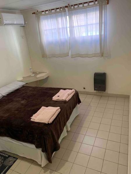 1 dormitorio con 1 cama con 2 toallas en Departamento Micro-centro Salta en Salta