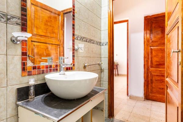 y baño con lavabo y espejo. en Eco Hogar Mza en Mendoza