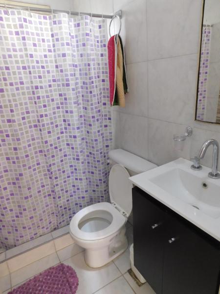 y baño con aseo, lavabo y ducha. en Las Rosas 1 en Salta