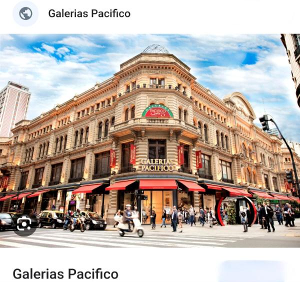 un gran edificio en una calle con gente caminando delante de él en Fashion and Travel Centro en Buenos Aires