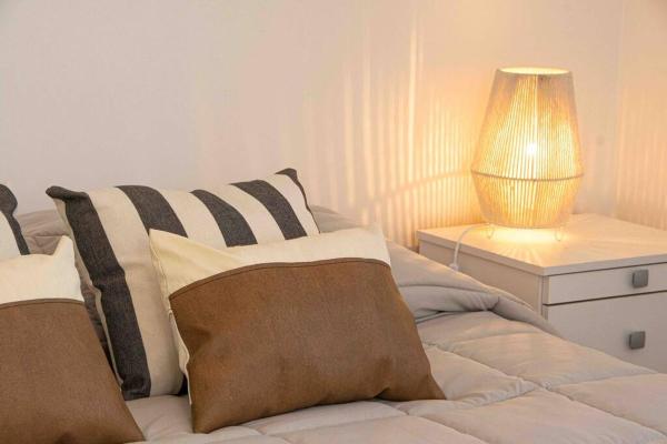 sala de estar con sofá con almohadas y lámpara en Casa Huesped V Ubicadísimo, pocos metros de la peatonal, parking privado gratis! en Mendoza