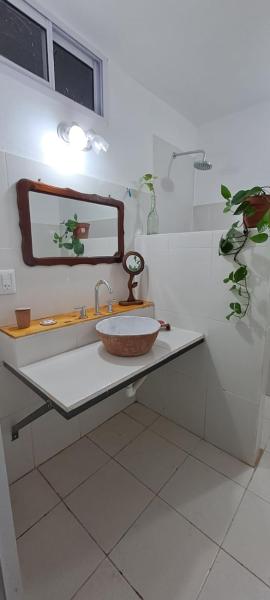 y baño con lavabo y espejo. en Monte Pissis ARG Departamento en Alquiler Temporario en San Fernando del Valle de Catamarca