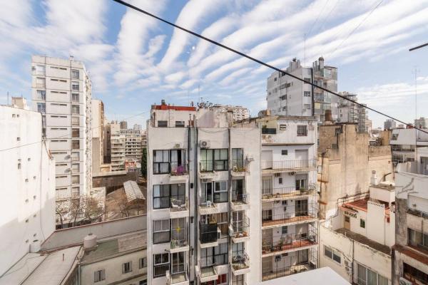 vistas a una ciudad con edificios altos en Disfruta Recoleta desde este tranquilo Monoambiente en Buenos Aires