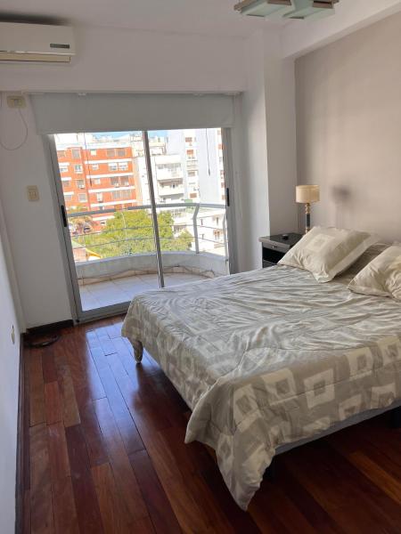 1 dormitorio con cama grande y ventana grande en Best location, comfort and luminous in Palermo 1 en Buenos Aires