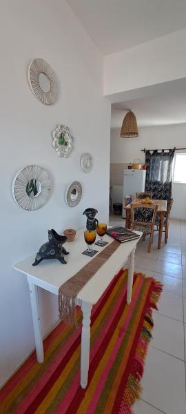 una sala de estar con una mesa blanca y una alfombra colorida en Monte Pissis ARG Departamento en Alquiler Temporario en San Fernando del Valle de Catamarca