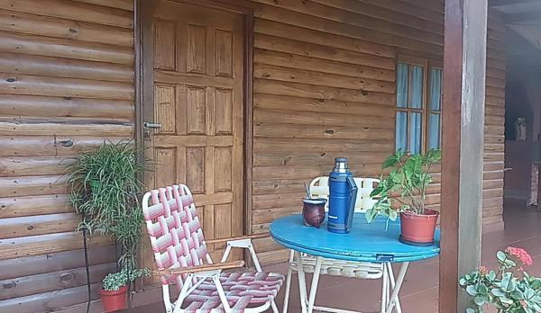 una mesa y sillas en el porche de una casa en Lo De Jesús en Puerto Iguazú