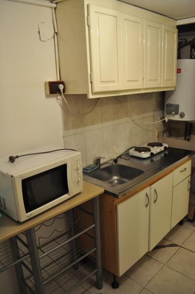 cocina con microondas y fregadero en Alojamiento en pleno centro en Mendoza