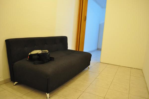 Un sofá negro con una bolsa en una habitación en Alojamiento en pleno centro en Mendoza