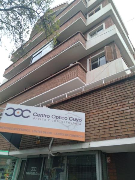 un edificio con un cartel frente a una tienda en Departamento céntrico en Mendoza