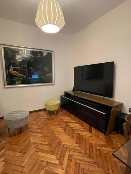 sala de estar con Tv LED y piano en Excelente Departamento en Recoleta en Buenos Aires