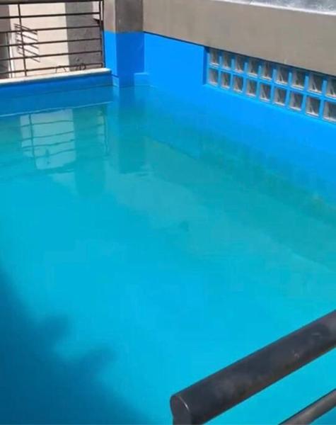 una piscina de agua azul y un carril negro en “Buenos Aires Estrella”- 2 dormitorios en San Miguel de Tucumán