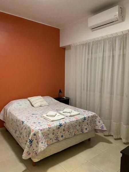 1 dormitorio con 1 cama con toallas en Comodo departamento de 3 amb. en Buenos Aires