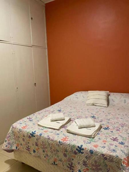 1 dormitorio con 1 cama con 2 toallas en Comodo departamento de 3 amb. en Buenos Aires