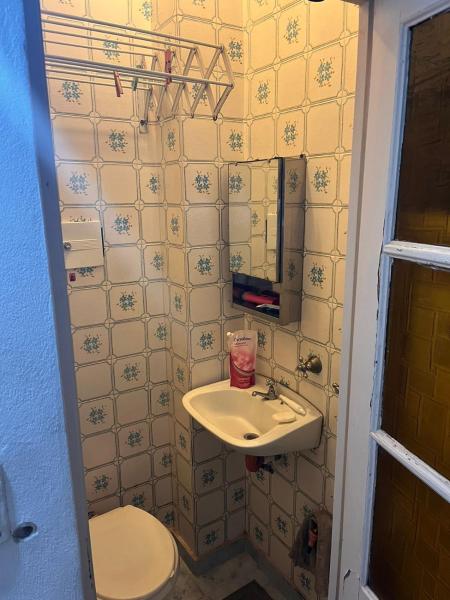 y baño con lavabo y aseo. en DEPARTAMENTO CAPITAL FEDERAL en Buenos Aires