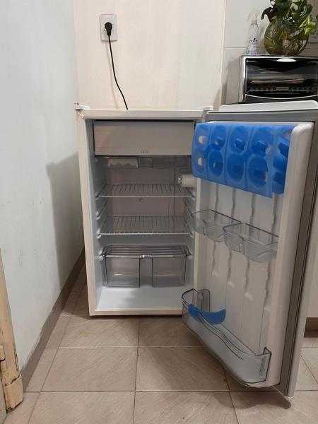 una refrigerador vacía con la puerta abierta en una cocina en DEPARTAMENTO CAPITAL FEDERAL en Buenos Aires