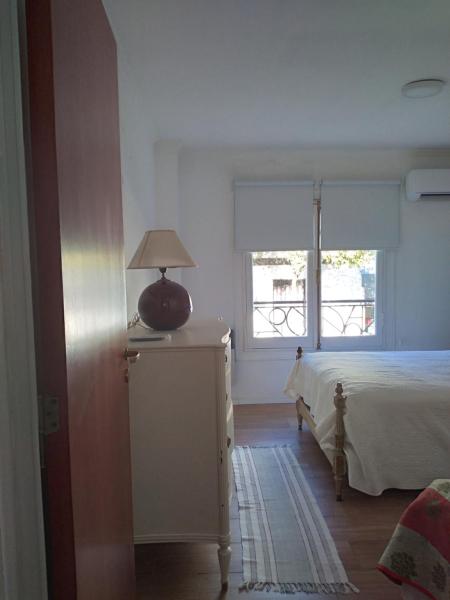 Un dormitorio con una cama y una lámpara en un tocador en Ciclamen en Gualeguaychú