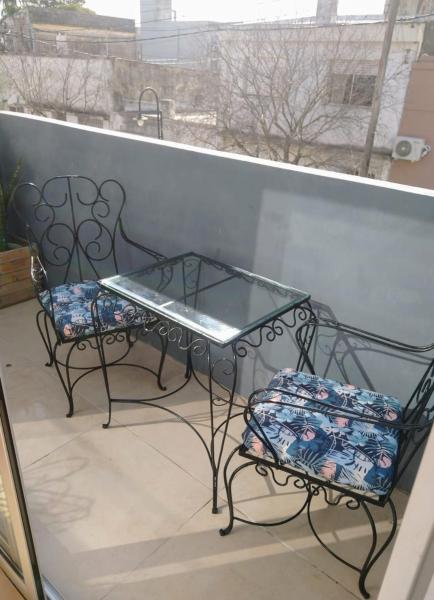 - Balcón con mesa de cristal y 2 sillas en Monoambiente centrico en Gualeguaychú