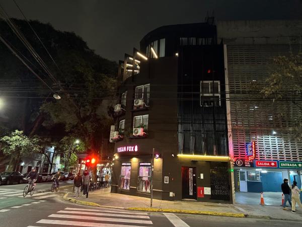 un edificio en la esquina de una calle de la ciudad por la noche en Departamentos en Palermo Soho en Buenos Aires