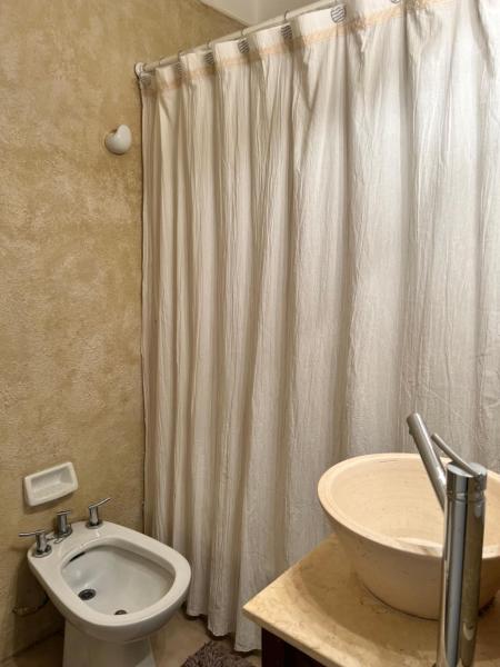 y baño con lavabo, aseo y cortina de ducha. en Charming Recoleta en Buenos Aires