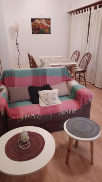 sala de estar con sofá y mesa en Dos ambientes modernos y luminosos en La Perla en Mar del Plata