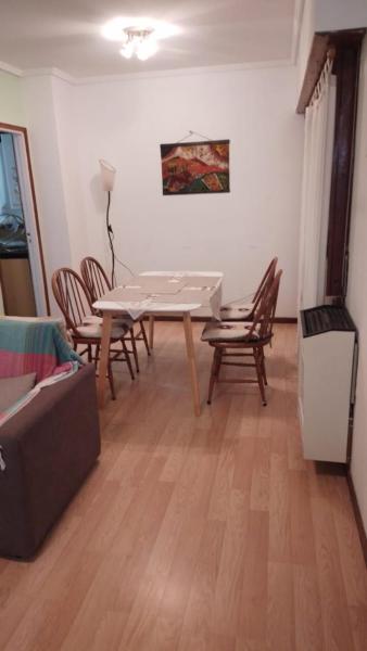 sala de estar con mesa de comedor y sillas en Dos ambientes modernos y luminosos en La Perla en Mar del Plata
