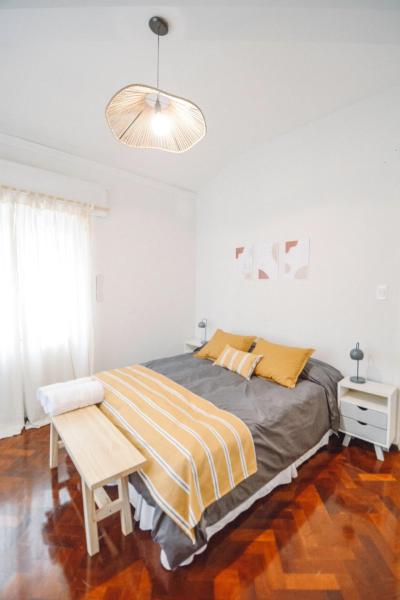 Un dormitorio con una cama y una mesa. en Anden Aristides en Mendoza