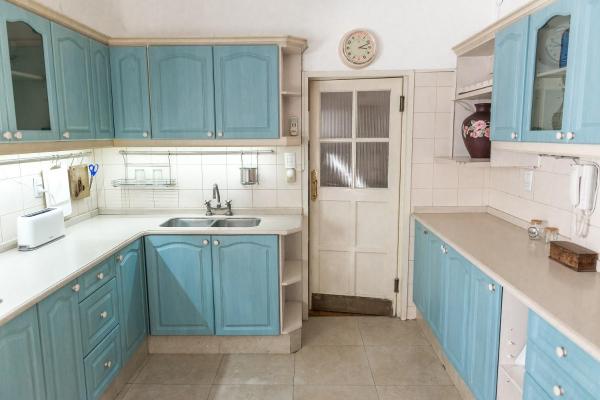 una cocina con armarios azules y fregadero en Casa Magnolia by Vilvey Turismo en Mendoza