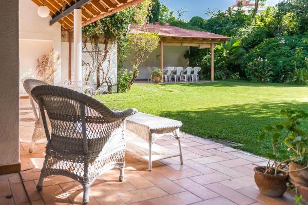 patio con mesa y sillas en Casa Magnolia by Vilvey Turismo en Mendoza