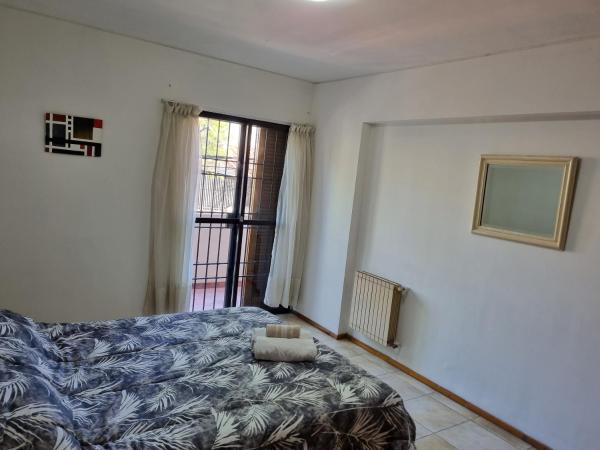 1 dormitorio con cama y ventana en Departamento excelente ubicación a 4 cuadras calle Aristides Villanueva en Mendoza